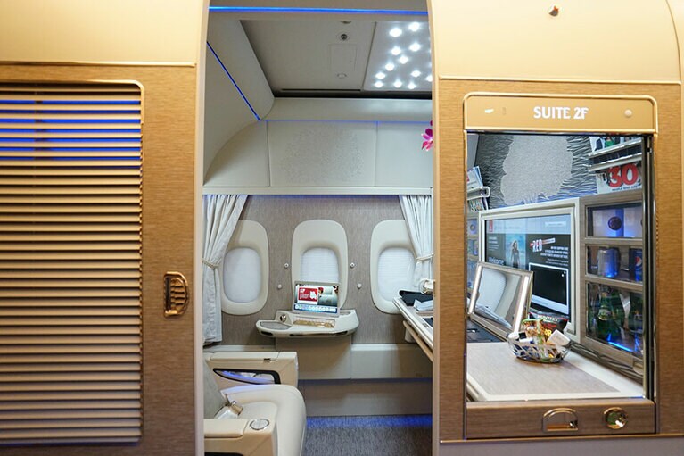 通路からみたシート。足もとも広い。ドアを閉めた状態で、窓だけを開けることもできる。