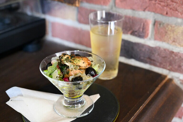 ラフロイグソーダ 1,000円と「スモークオイスターとオリーブマリネ」880円。ウィスキーと燻製の燻＆燻のマリアージュ。