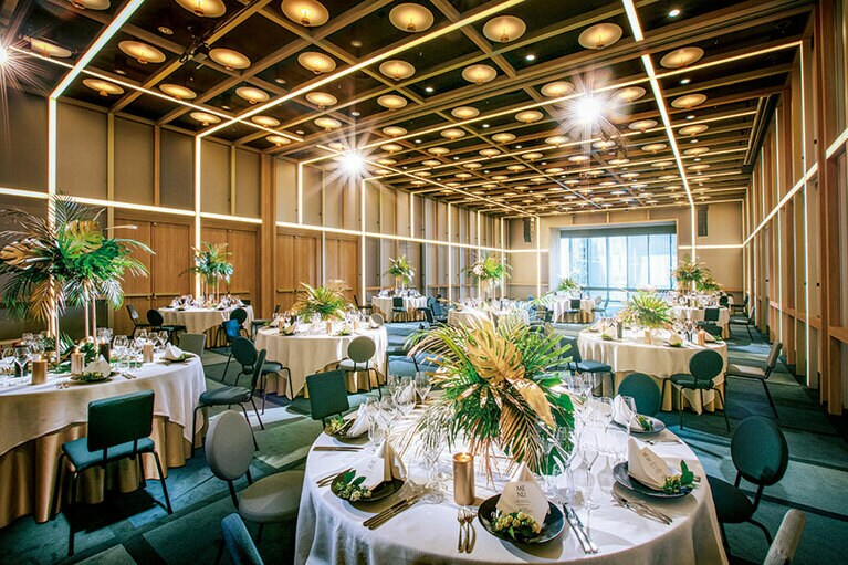 祝宴時は天井や壁のLEDライトの追加や装花で華やかさがアップグレード！