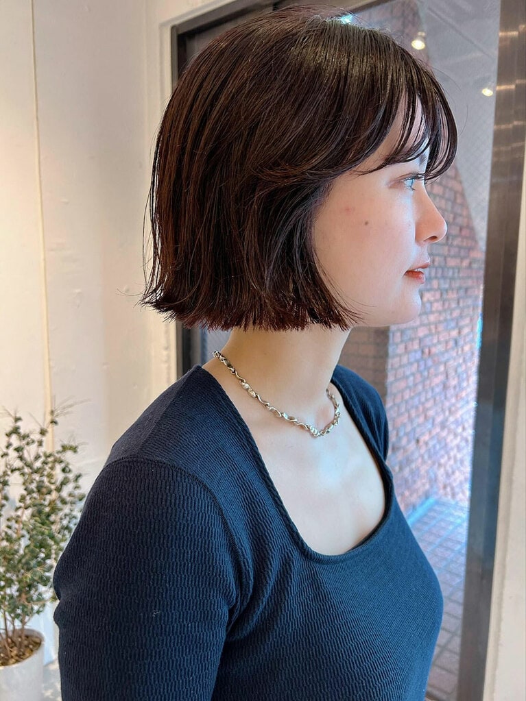 くせ毛のハネも生かしたナチュラルなミニボブ。