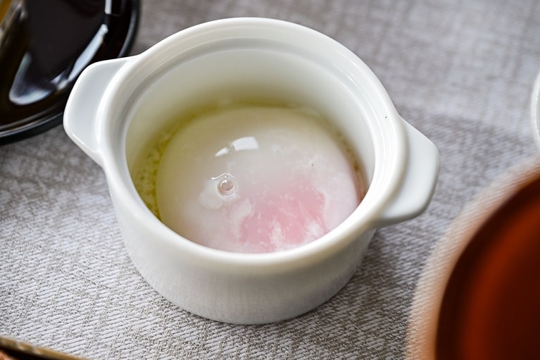 「日本料理 華暦」のインルーム和朝食膳。