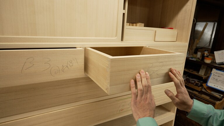 引き出しが連動するのは良い箪笥の証拠。