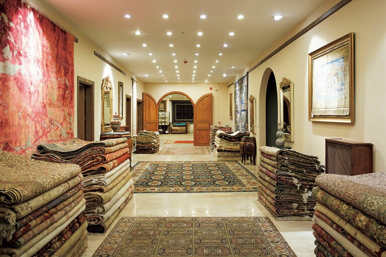 広大な工場とショールームを備えたチナール・ラグスの本社。