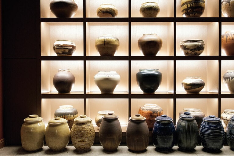 数種の味噌など自家製発酵食品の数々。