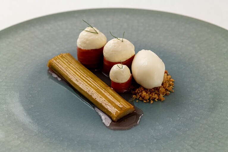 デザートは、砂糖窯で焼いた“ルバーブ・コンフィ”。