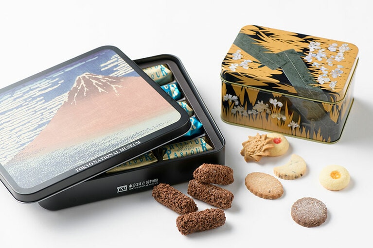 ［東京国立博物館］左から：「東京国立博物館ラ・ガナシュ」1,350 円、「八橋蒔絵螺鈿硯箱缶入クッキー」1,080円。