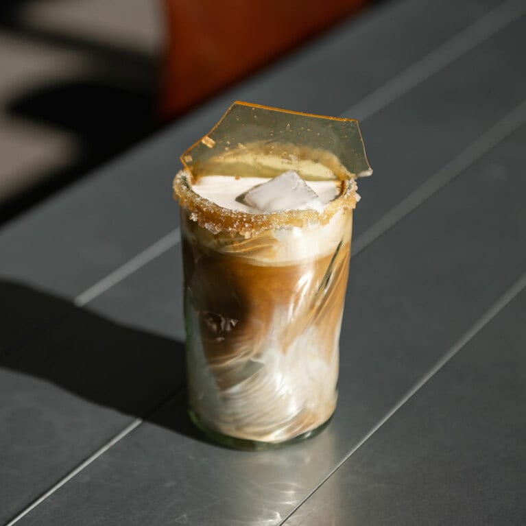 店名を冠した「コンフォート ラテ」W7,500。上にあしらわれたべっこう飴を溶かしながら飲んで、味の変化を楽しもう。