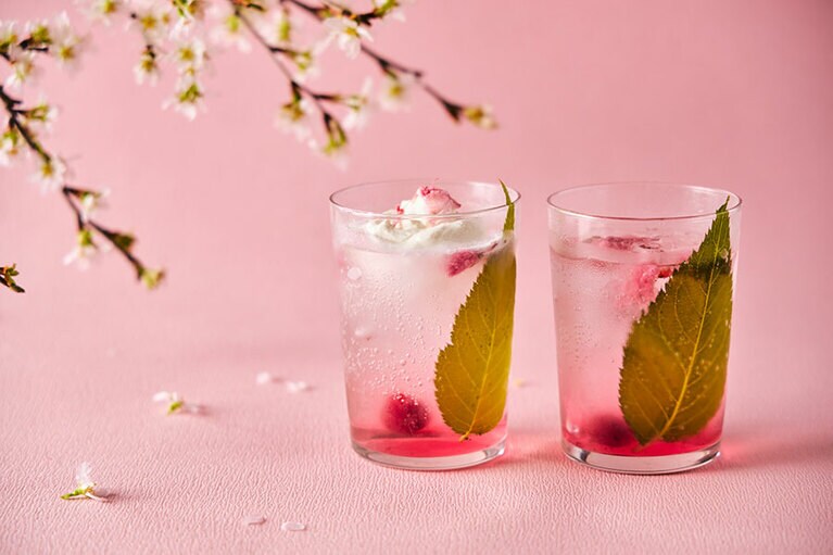 左から：桜クリームソーダ 880円、桜ソーダ 880円。