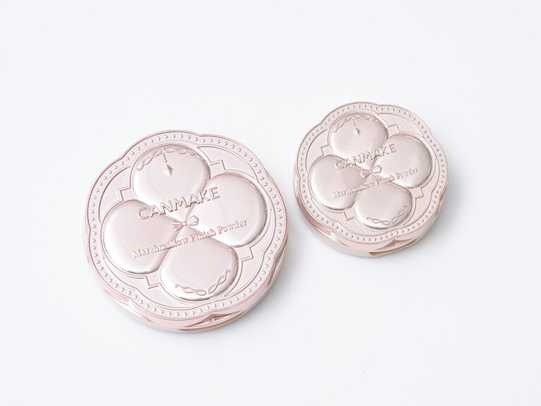 写真左：キャンメイク マシュマロフィニッシュパウダー SPF50・PA+++ 全4色 各1,034円、リフィル各770円。写真右：2025年に発売されたマシュマロフィニッシュパウダー mini SPF50・PA+++ 全4色 各880円／井田ラボラトリーズ。