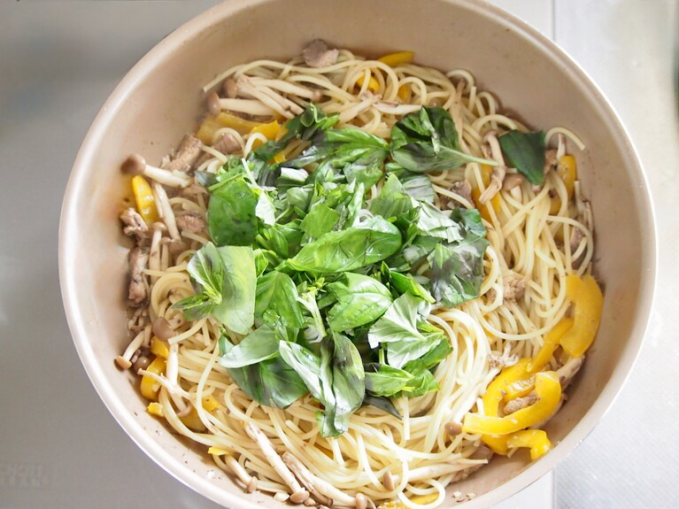 別鍋で茹でたパスタ、手でちぎったバジル、醤油、黒酢を入れて全体をよく混ぜる。