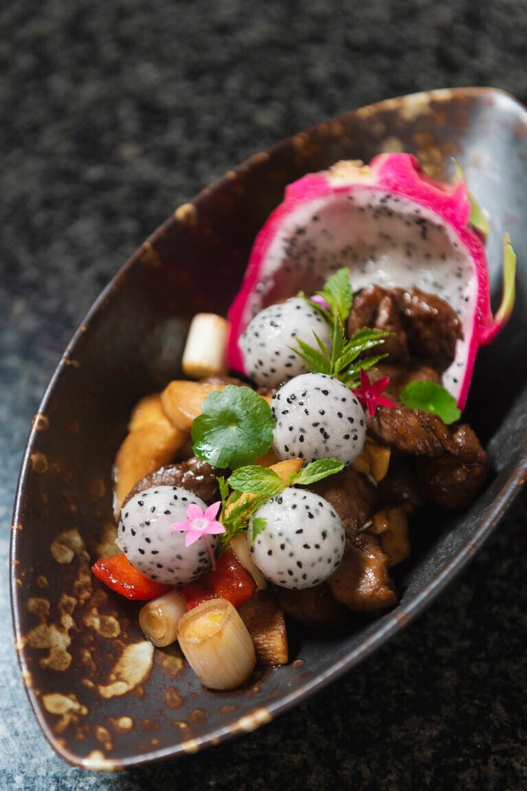 「ボウディ・テラス」の“豪州牛と平茸炒め ドラゴンフルーツ添え” 640タイバーツ。