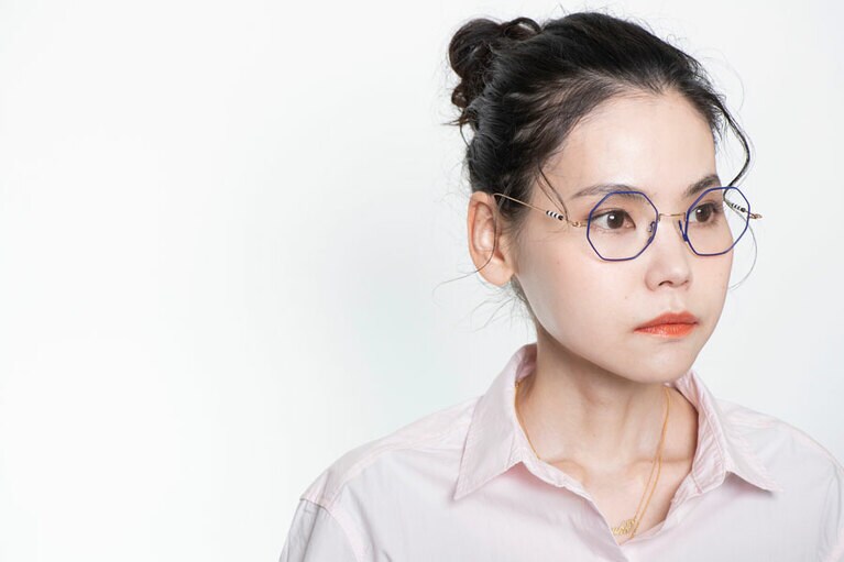 八角形のシャープな印象をふっくらした肌感が和らげ、キリッとし過ぎずこなれた雰囲気に。リップは黄みを感じるブラウンで、トレンド感もプラス。