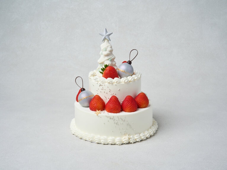 「千疋屋クイーンストロベリープレミアムショートケーキ」（限定50台）38,880円。直径18cm（1段目）×高さ22.5cm。