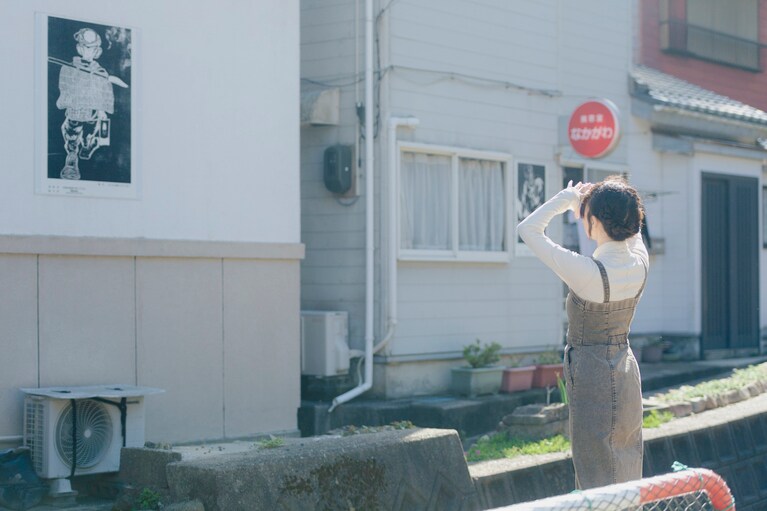 まるで集落全体が美術館。地元住民の作品が集う「両津大川の版画」