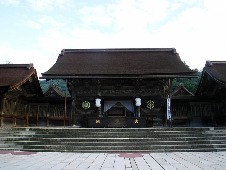 早朝、参拝客が訪れる前の八足門。