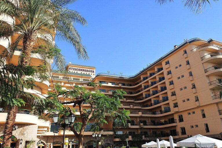 ナイル川東岸の河畔に立つホテル、シュタイゲンベルガー・ナイル・パレス。早朝、ナイルビューの部屋から王家の谷を遊覧するバルーンの幻想的な風景が見えた。