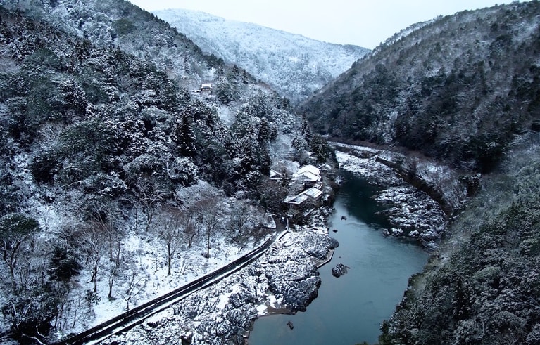 静寂に包まれた水墨画のような景色を楽しめるのが、「奥嵐山の香温滞在」。専用の屋形舟を川面に浮かべ、特別な朝食を味わう。