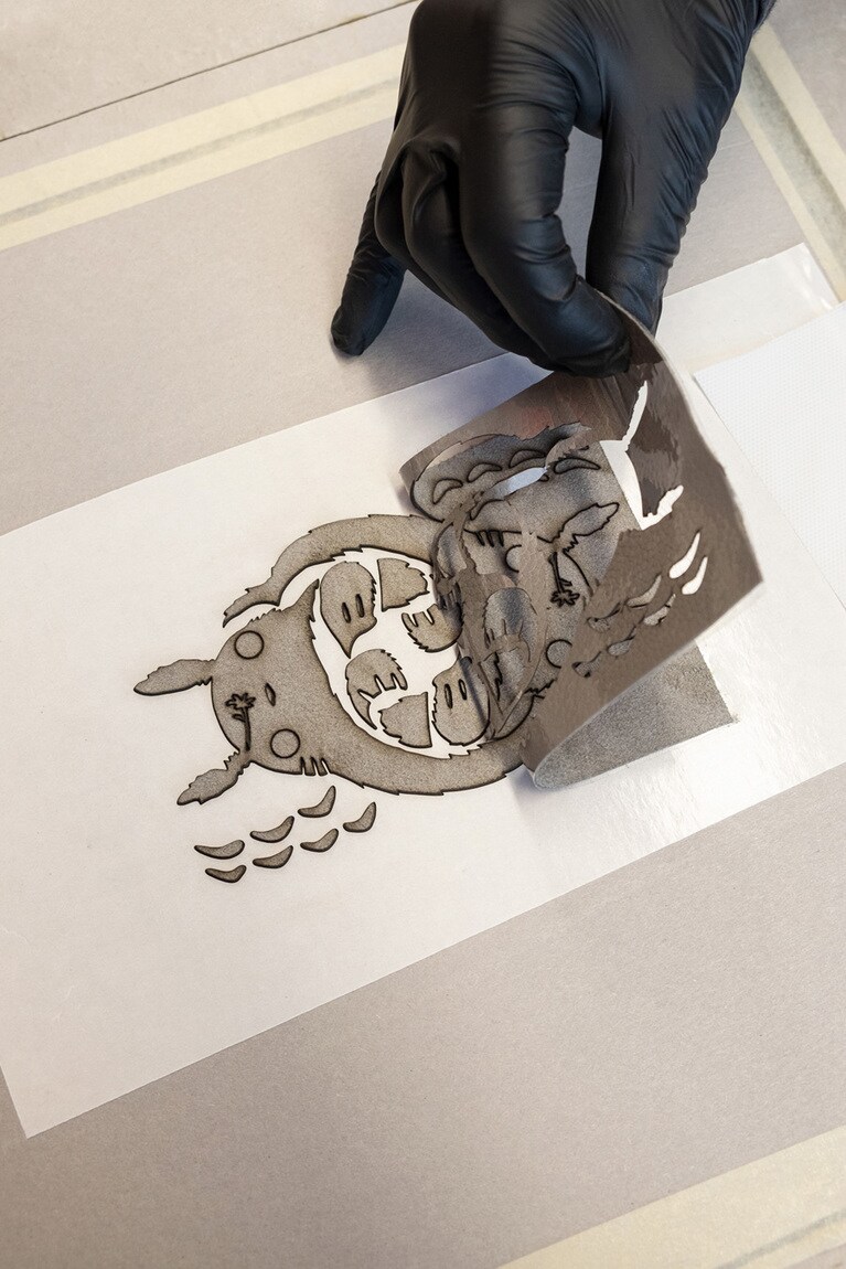 熟練の職人の手で最高級レザーからトトロの姿が象られてゆく！