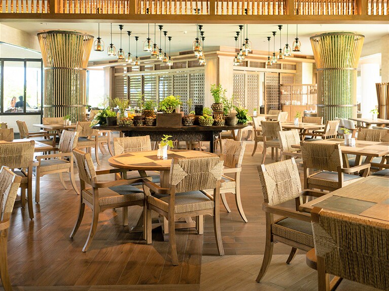 メインプールサイドのオールデイダイニング「カラン」。