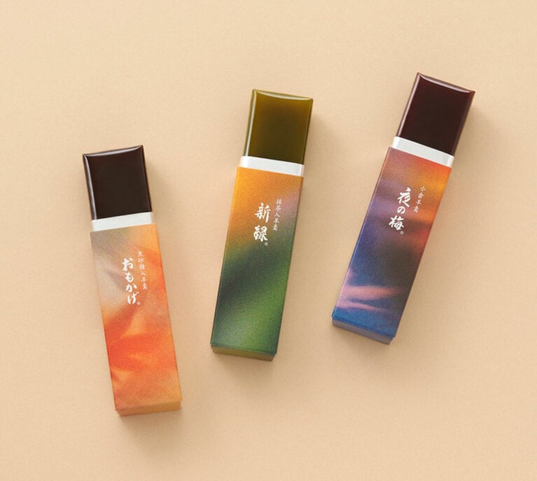 春、夏に続き、リニューアルした秋季限定パッケージの小形羊羹。写真右から『夜の梅』（小倉）、『新緑』（抹茶入）、『おもかげ』（黒砂糖入）。