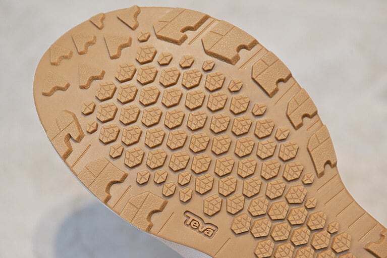 独自のアウトソールデザインで滑りにくい。