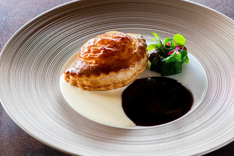 メインは写真の「豚のショーソン 2色のソース」、または「熟成黒毛和牛のグリル フーチバの香り」からチョイス。