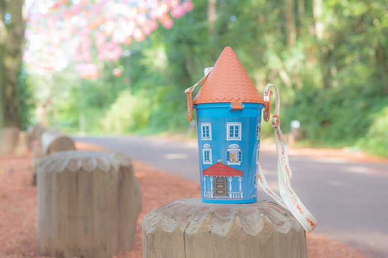 ムーミン屋敷を模したポップコーンケース。テイクアウトフードでの購入はポップコーン入りバケツ1,500円(税込)、おかわり540円(税込)。パンケーキレストランまたはムーミン谷の食堂での購入はサイドメニュー付きで1,800円(税込)。