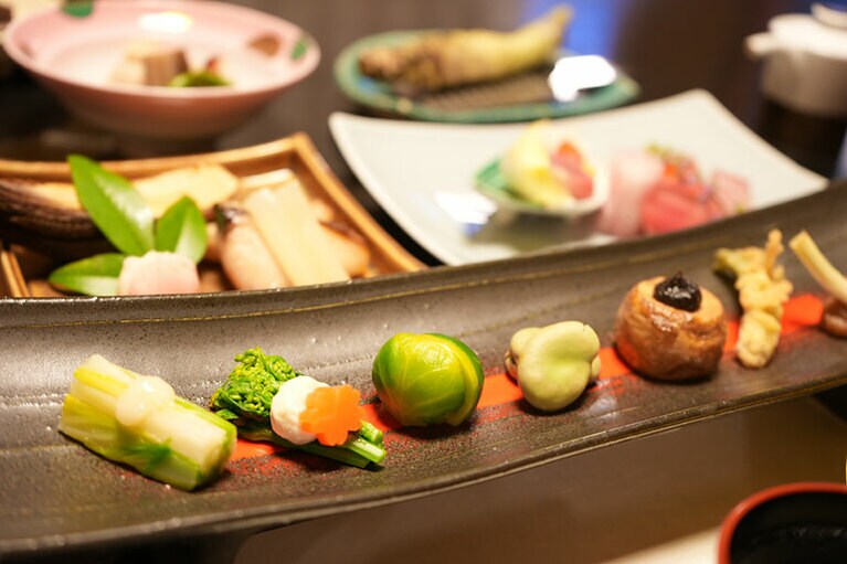 春野菜盛りには季節の野菜がずらり。