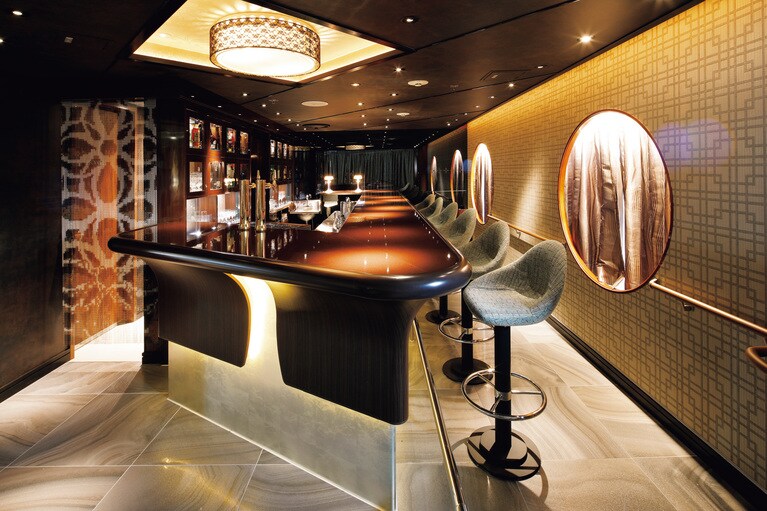 船首部分に位置する「ホライズンラウンジ」の一角でバーテンダーが腕を振るう「ホライズンバー」。