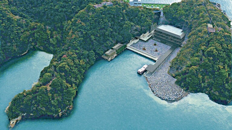 【碧き島の宿 熊野別邸 中の島】目指すのは和歌山県・紀伊半島の先に浮かぶ孤島、中の島。勝浦港から専用船に乗り5分もすると宿のエントランスに到着する。そこは波音や鳥のさえずりが響く、自然に包まれた場所。絶景の湯として知られる露天風呂に入ると、海とまるで一体化したような景色に圧倒される。部屋からも緑と海の碧のコントラストを望むことができる。