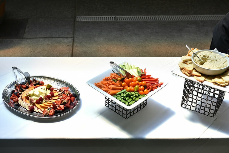 フルーツや野菜がたっぷりなのが嬉しい。ヒヨコ豆を潰した中東の料理フムス(右)も美味しかった。