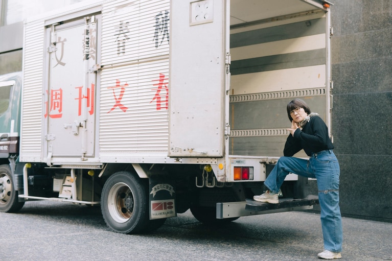 文春のトラックと光浦さん。