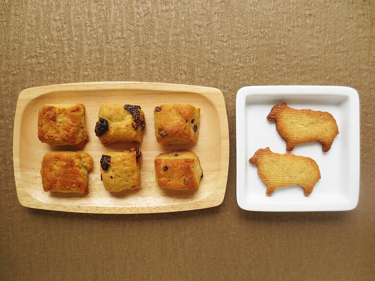左から：「酵母スコーン（プレーン、有機いちじく、チョコチップ）」1個280円。「酵母クッキー　ひつじ」2枚300円。