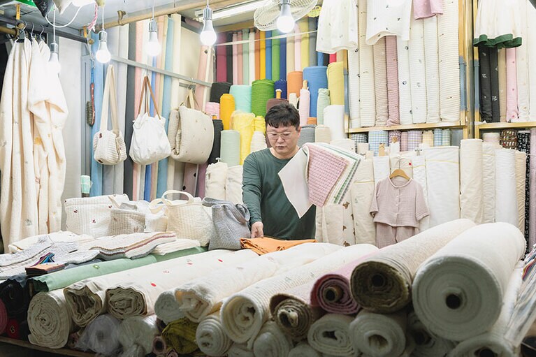 「ポチャン」の店内。厚み、色合いを自由にオーダーできる。