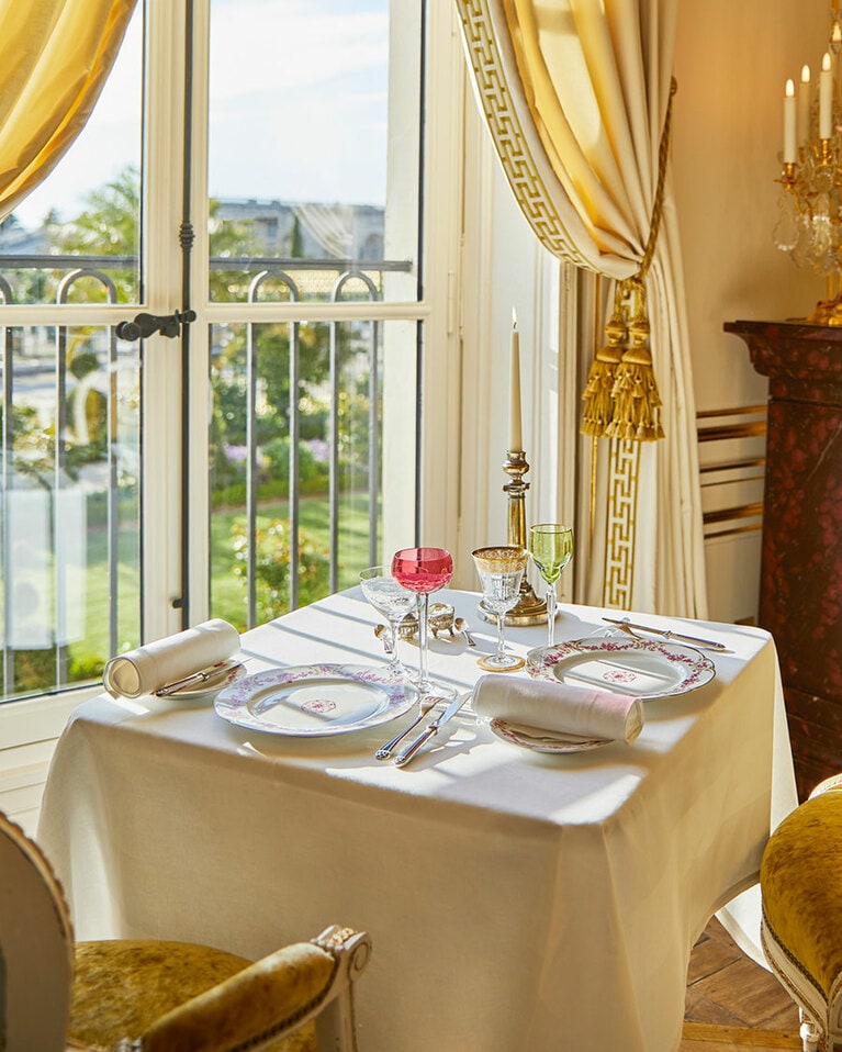 レストランでは、食事をしながら、眺めにも酔いしれて。