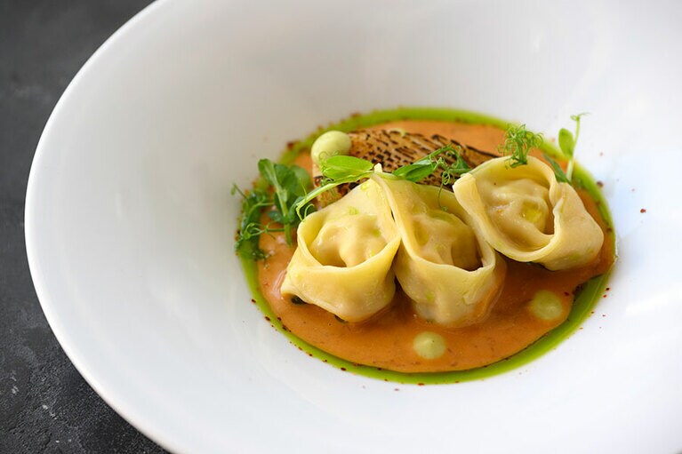 「イカのミキュイととりとえびのトルテリーニ　クラブソース」。