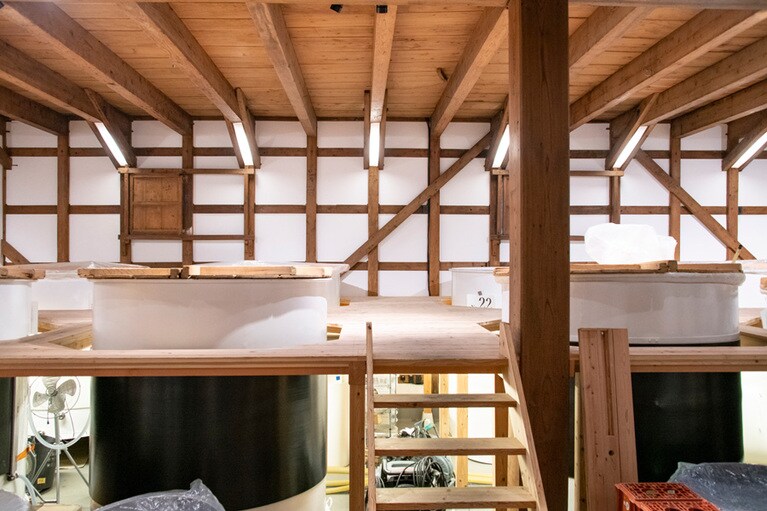 自然の素材を生かした美しい蔵内。