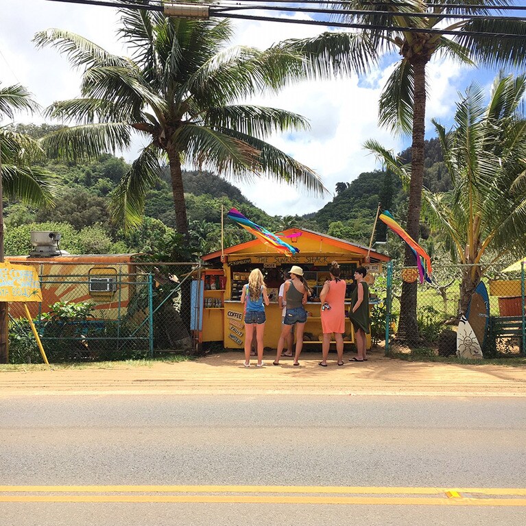 店前もばっちり映える！　背後にサンセットビーチがある贅沢な中、撮影できます。