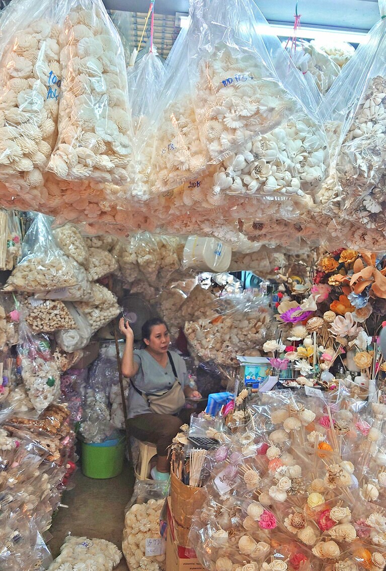 山のような商品から掘り出し物を探すのも市場の楽しみのひとつです。