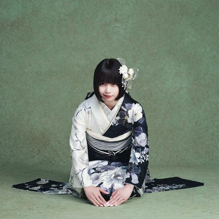 紅白でも思ったが、無表情なようでものすごい表情豊かな人である。こちらも美しい着物、黒髪からのぞく不敵なまなざし、口元のニヤリ感、とてもいい写真だ（本人インスタグラムより）。