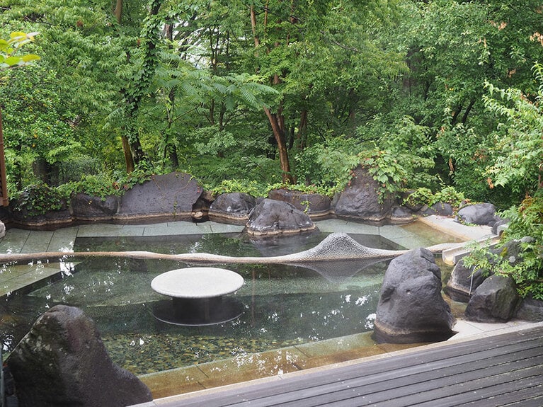 こちらが露天風呂。手前があつ湯、奥がぬる湯。時間によって湯船は男女入れ替えとなる。