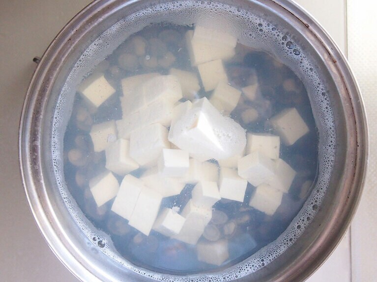 （4）20分ほど煮て、貝の味が水分に移ったら、食べやすい大きさに切った豆腐を入れます。