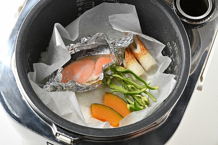 炊き上がったら蓋を開け、ピーマンとちくわを入れて蒸らす。