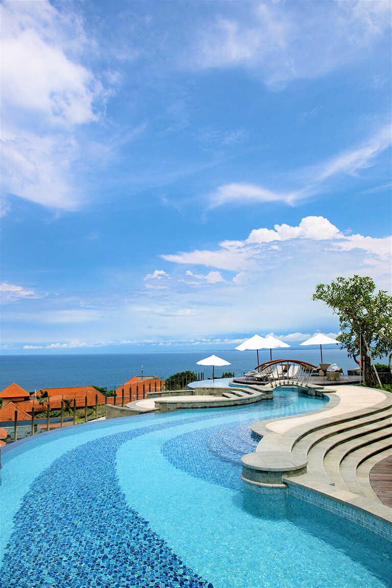 アヤナ エステート4つめのホテルとなる「アヤナ セガラ バリ」。注目は「ルナ ルーフトップバー」のプール。パノラマビューに誰もが感激！