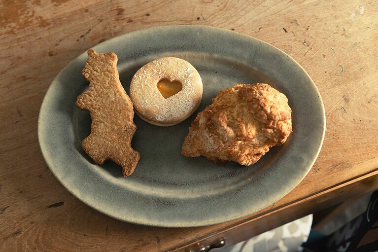 左から：ベア 216円、ジャムサンド 270円、プレーンスコーン 259円。