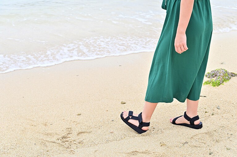 朝、ちょっぴり早起きして、穏やかな波が打ち寄せる万座ビーチをお散歩。