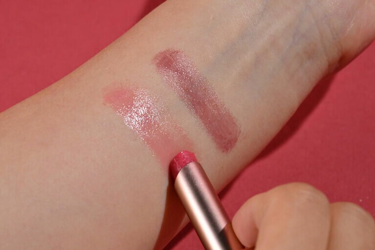 推しのチョコレートカラー199A（右）。デイリーに使いやすい120R（左）は、友人へのプレゼントに。