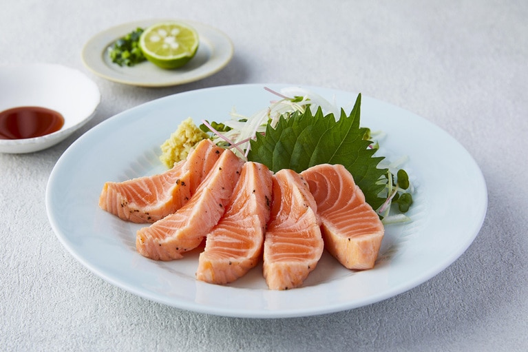脂がたっぷり乗ったノルウェーサーモンは、サッと焼いてたたきにしても◎