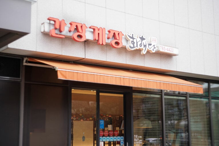 ビジネス街で明るい雰囲気。