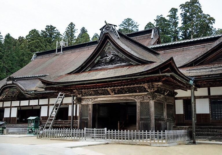 金剛峯寺の大主殿。梯子は火事の際に素早く屋根に登り、貯めた雨水をかけるため。